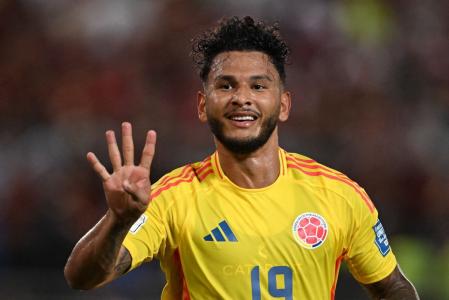 Luís Suárez, da Colômbia, marcou quatro gols na vitória contra a Venezuela