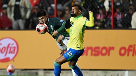 Fabrício Bruno (dir) em partida pela Seleção Brasileira