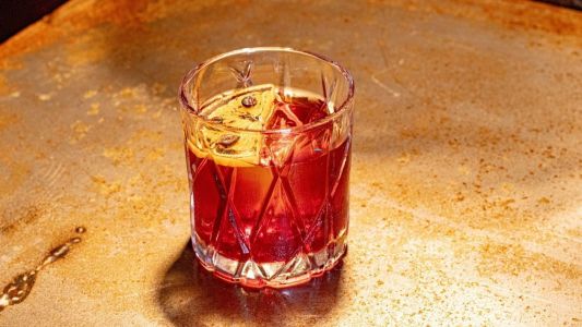 Negroni é um coquetel italiano de gin, Campari e vermute tinto, servido em partes iguais com gelo e uma casca de laranja