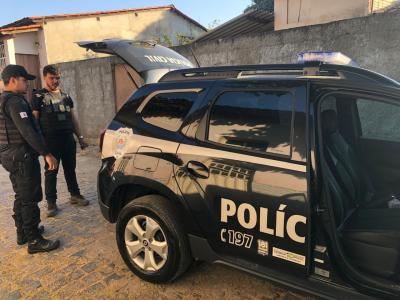 Um homem investigado por tráfico de drogas foi preso pela Polícia Civil de Minas Gerais (PCMG) na manhã desta quarta-feira (10), durante o cumprimento de um mandado de busca e apreensão em um imóvel na área central de Januária.