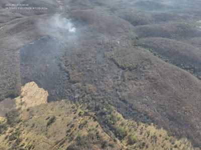 Um incêndio de grandes proporções atingiu, nesta terça-feira (9), o Parque Estadual da Lapa Grande, em Montes Claros, destruindo aproximadamente 27 hectares de vegetação.