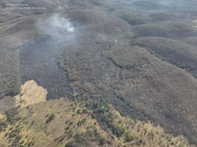 Um incêndio de grandes proporções atingiu, nesta terça-feira (9), o Parque Estadual da Lapa Grande, em Montes Claros, destruindo aproximadamente 27 hectares de vegetação.