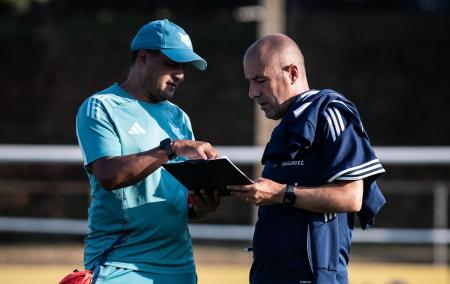 Wesley Carvalho e Leonardo Jardim durante treino do Cruzeiro na Toca da Raposa II