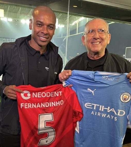 Galvão Bueno recebe presentes de ídolos antes de Corinthians x Athletico-PR
