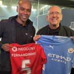 Galvão Bueno recebe presentes de ídolos antes de Corinthians x Athletico-PR