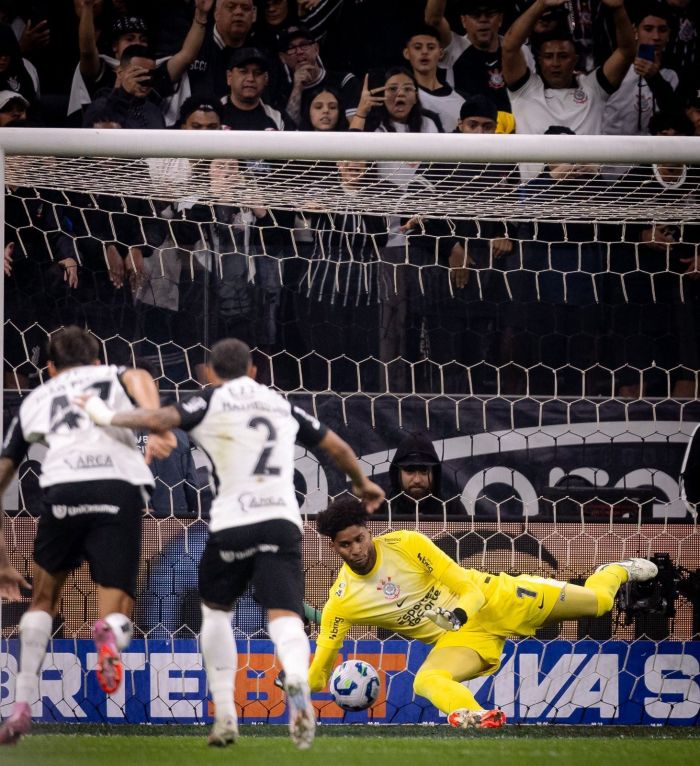 Hugo Souza brilhou na vitória contra o Athletico-PR, na última quarta-feira (10)