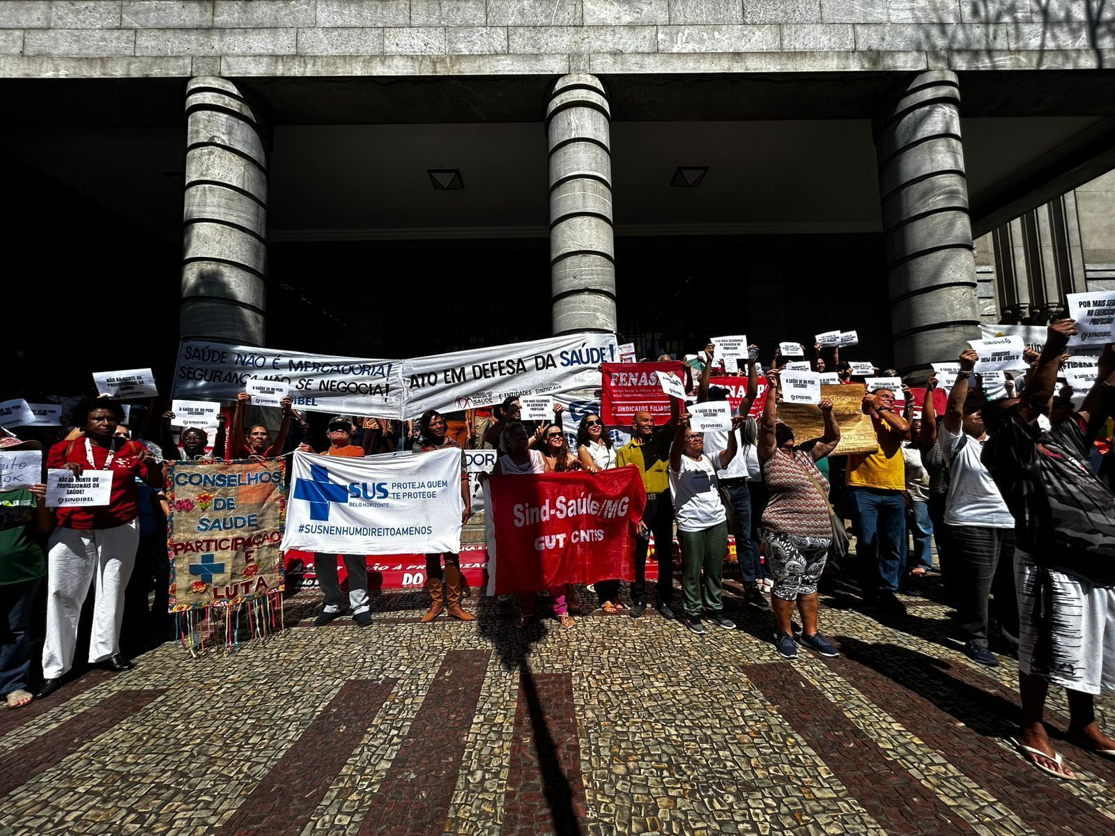 Profissionais da saúde de BH protestam contra ‘sucateamento’ e por mais segurança