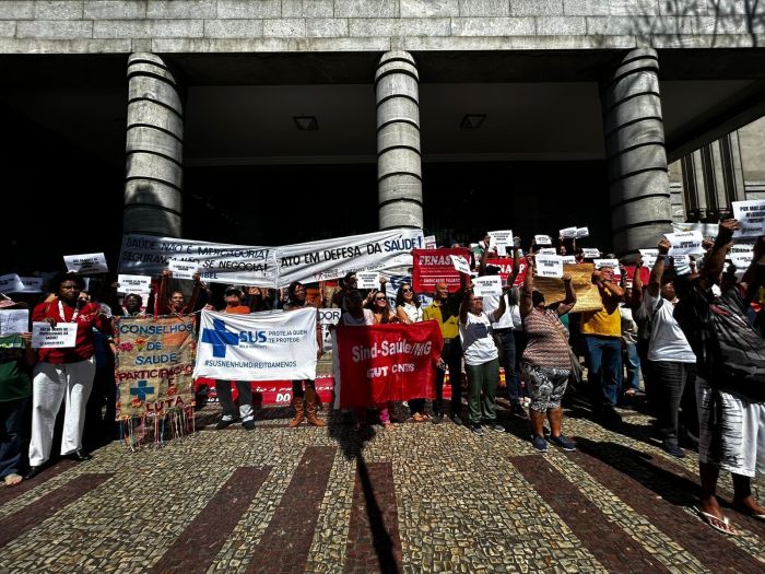 Protesto ocorreu em frente à sede da PBH, no Centro da capital 