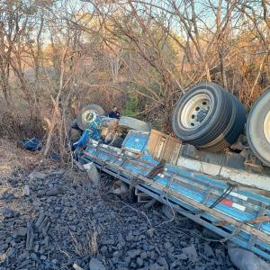 Caminhão capotado na Comunidade Barreiro da Raiz
