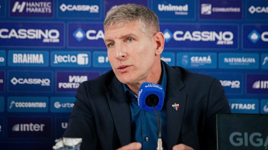 Martín Palermo, técnico do Fortaleza, durante coletiva de apresentação