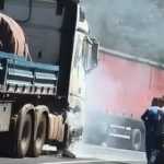 Carreta pega fogo e interdita BR-381 no trecho de Antônio Dias