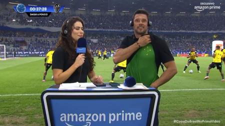 Fabrício exibe camisa do Cruzeiro em transmissão do Prime Video
