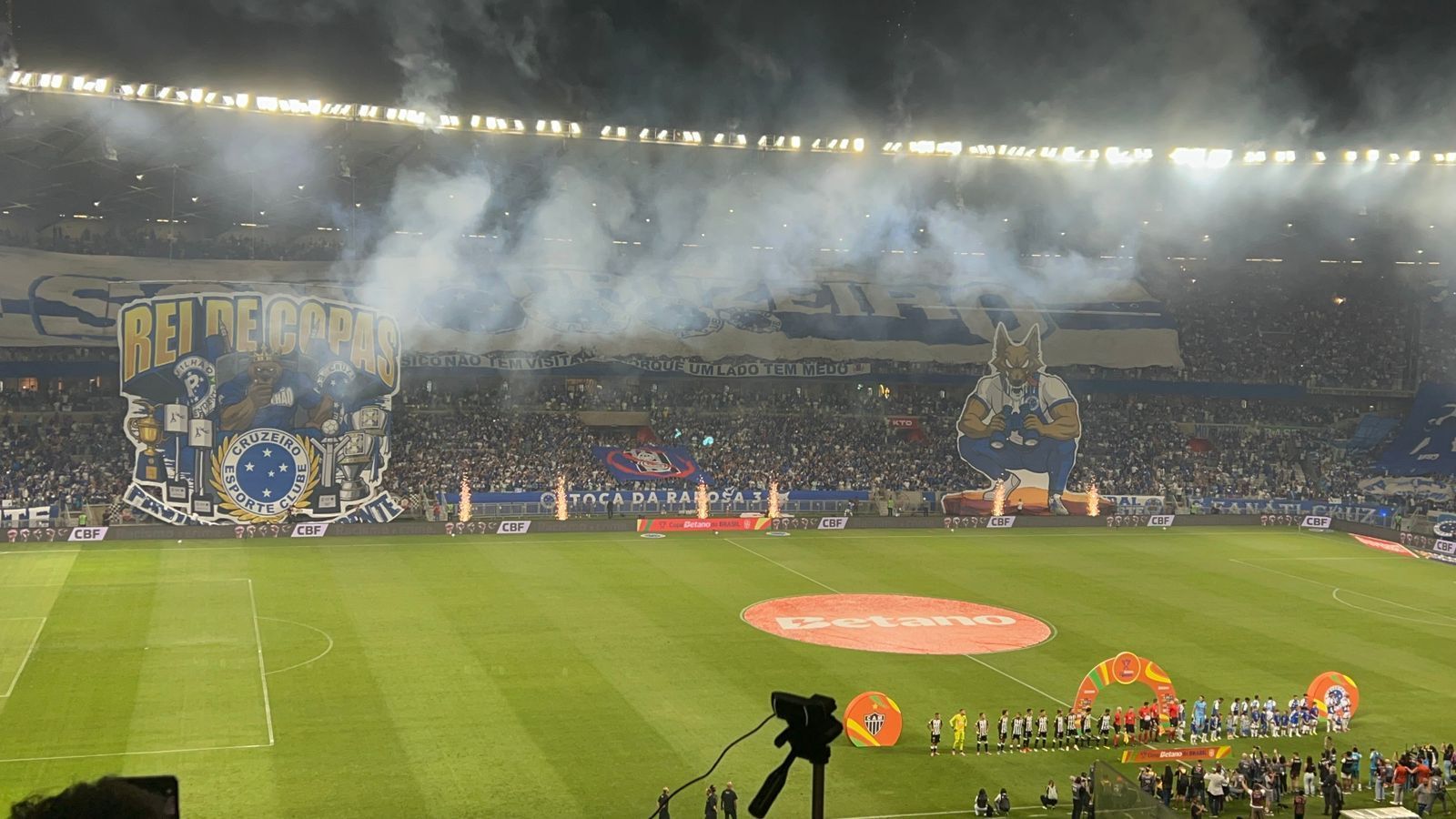 Com provocação, torcida do Cruzeiro faz grande festa no Mineirão antes de clássico
