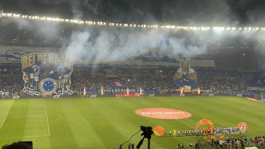Festa da torcida do Cruzeiro antes de clássico contra o Atlético no Mineirão