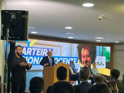 Presidente Lula sanciona carteira que concede descontos e benefícios a professores de todos os níveis de ensino, de sistema público e privado