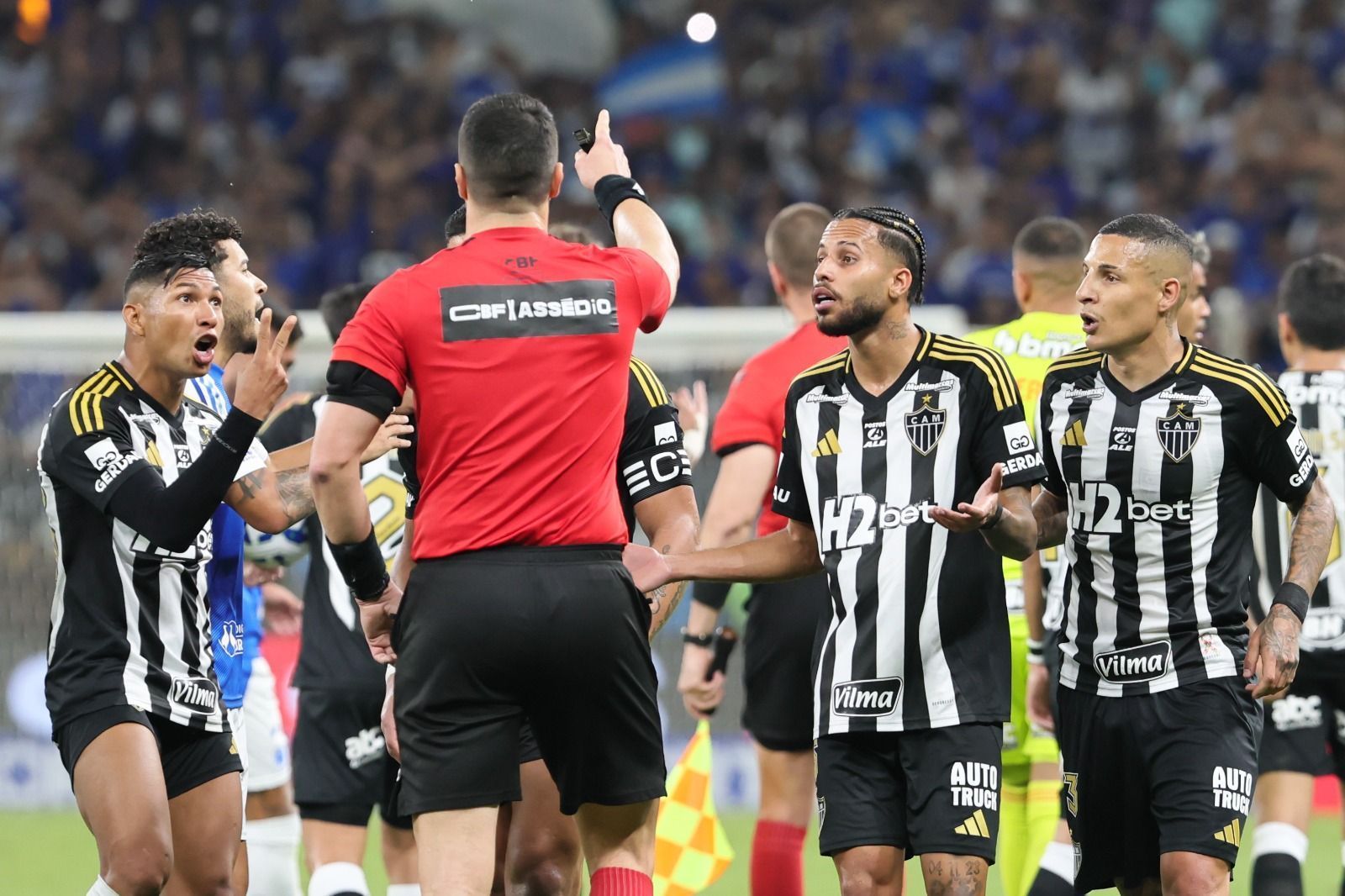 Árbitro explica por que expulsou Arana, do Atlético, em clássico com Cruzeiro