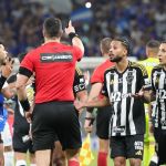 Árbitro explica por que expulsou Arana, do Atlético, em clássico com Cruzeiro
