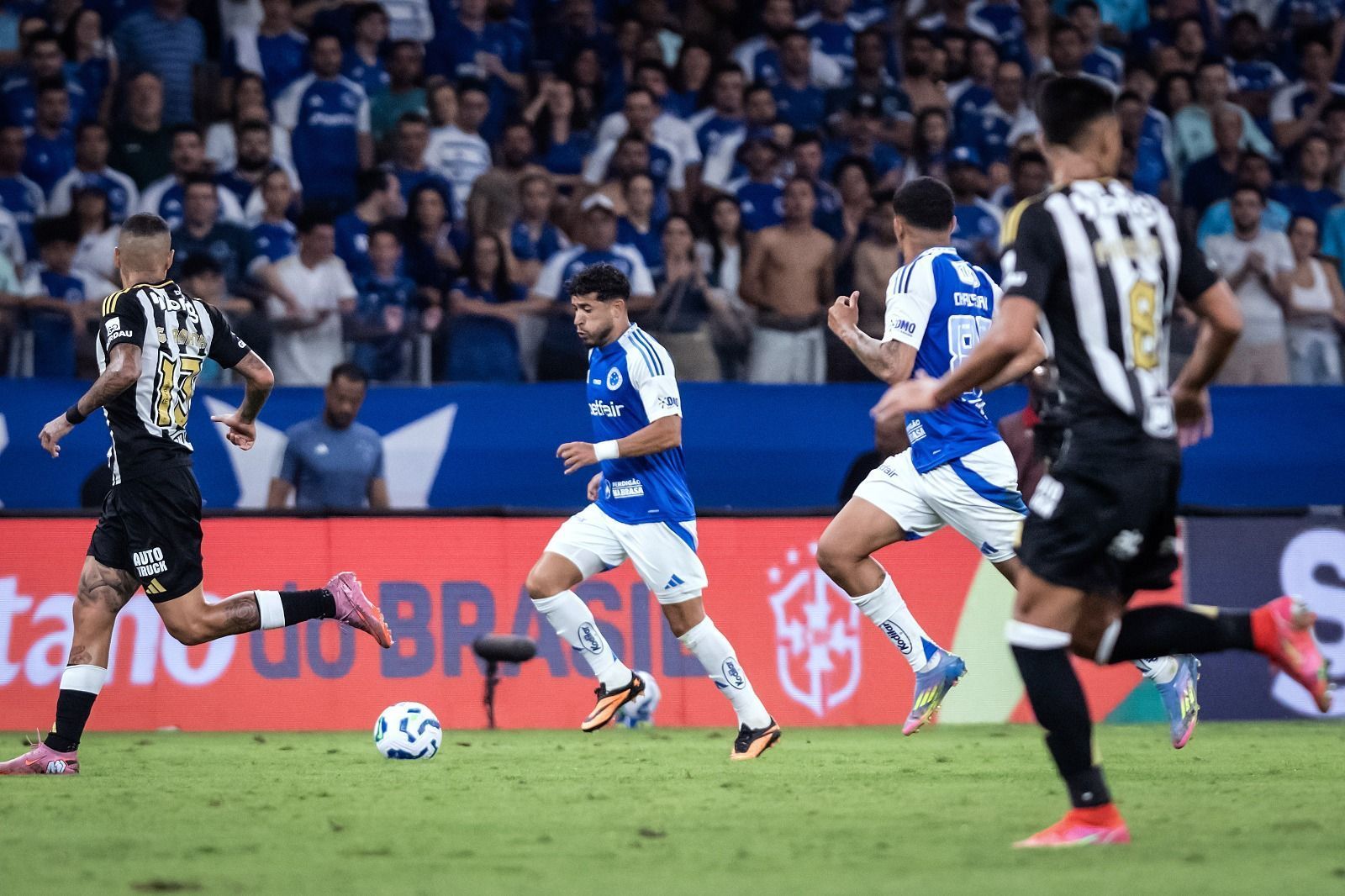 Titular do Cruzeiro provoca ex-Atlético após classificação na Copa do Brasil