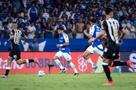 William durante a partida entre Cruzeiro e Atlético no Mineirão