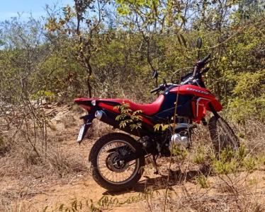 A vítima, identificada como Nailza Rocha dos Santos, foi encontrada carbonizada ao lado de sua motocicleta em uma estrada vicinal que dá acesso à comunidade Barreiro.