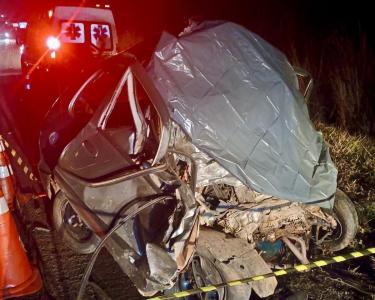De acordo com a Polícia Militar Rodoviária (PMRv), o carro seguia no sentido crescente da rodovia quando invadiu a contramão e bateu de frente com a carreta, que trafegava no sentido contrário.