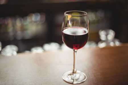 Uma taça de vinho sob a mesa
