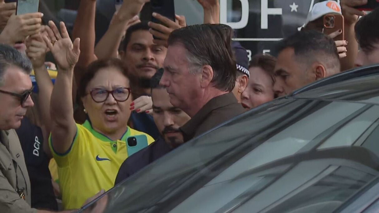 Veja o momento em que Bolsonaro deixou prisão domiciliar pela primeira vez após condenação
