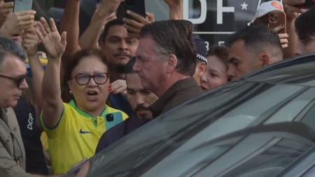 Bolsonaro chega a hospital
