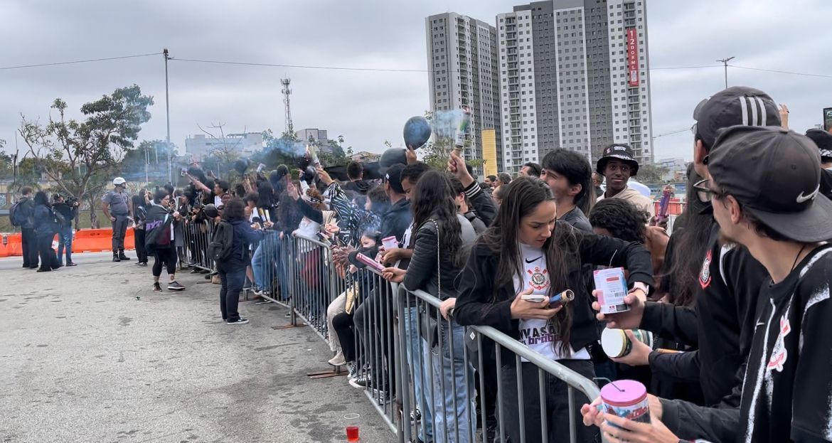 Torcedores do Corinthians recepcionam jogadoras antes de final contra Cruzeiro