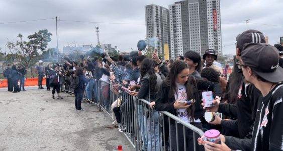 Torcedores do Corinthians celebraram o elenco feminino antes da final contra o Cruzeiro