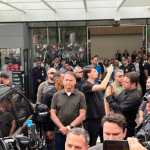 Família canta parabéns para Bolsonaro em hospital