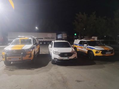 A dupla estava em uma caminhonete Fiat Strada branca e o veículo, que apresentava avarias na parte frontal, foi abordado no km 12 da LMG-653, em Montes Claros.