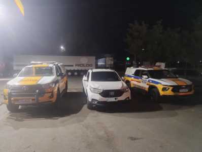 A dupla estava em uma caminhonete Fiat Strada branca e o veículo, que apresentava avarias na parte frontal, foi abordado no km 12 da LMG-653, em Montes Claros.