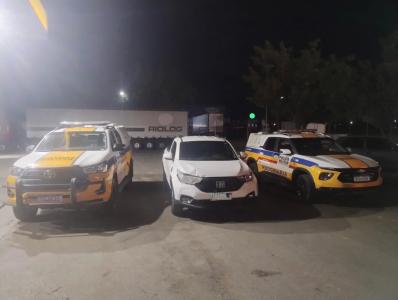 A dupla estava em uma caminhonete Fiat Strada branca e o veículo, que apresentava avarias na parte frontal, foi abordado no km 12 da LMG-653, em Montes Claros.