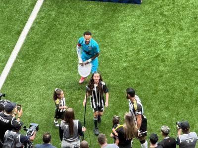 Neymar tira foto com filhas de Hulk na Arena MRV antes de Atlético x Santos