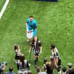 Neymar tira foto com filhas do Hulk no gramado da Arena MRV antes de Atlético x Santos
