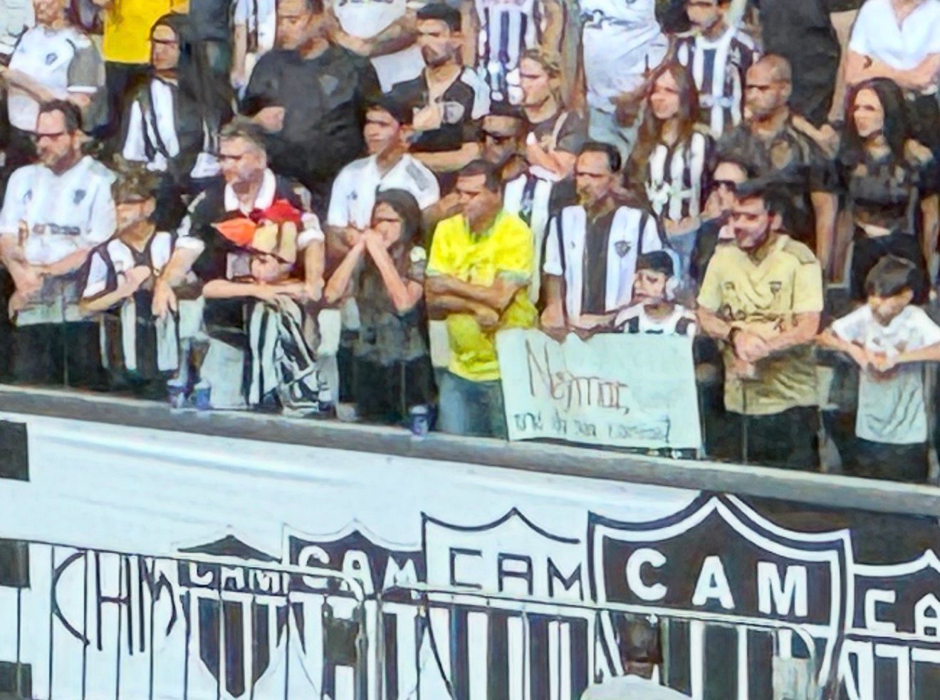 Torcedor do Atlético exibe cartaz pedindo camisa de Neymar na Arena MRV