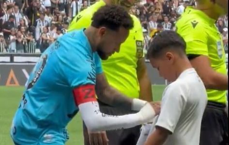 Neymar dando autógrafo a torcedor mirim antes de Atlético x Santos na Arena MRV