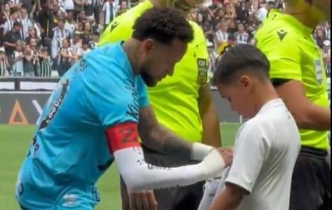 Neymar dando autógrafo a torcedor mirim antes de Atlético x Santos na Arena MRV