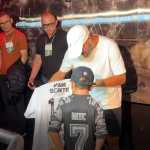 Filho de ex-Atlético ganha camisa autografada por Neymar na Arena MRV