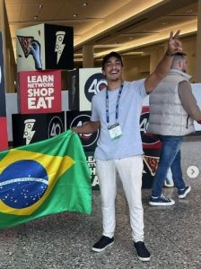Gabriel Farrel segurando uma bandeira do Brasil