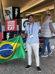 Gabriel Farrel segurando uma bandeira do Brasil