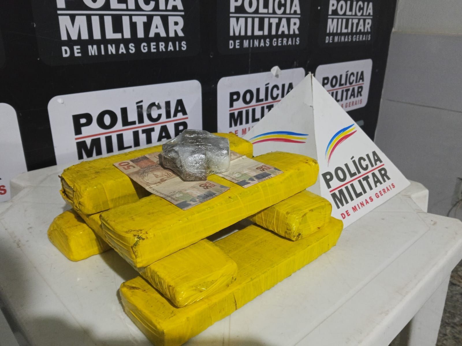 Dupla de Caratinga é presa em Ipaba com barras de maconha