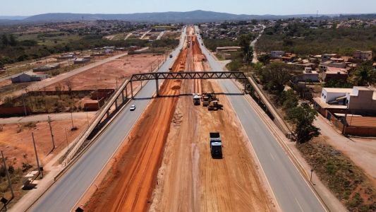 Motoristas que trafegarem pela BR-135 nesta segunda-feira devem ficar atentos às obras de recuperação de pavimento no trecho entre os quilômetros 466 e 468, em Joaquim Felício.