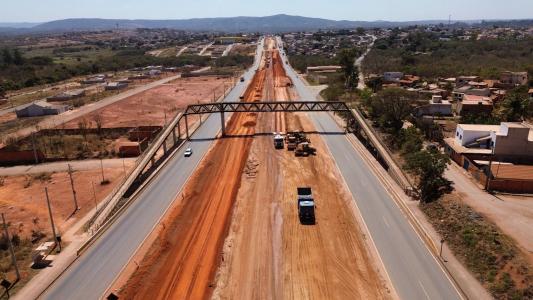 Motoristas que trafegarem pela BR-135 nesta segunda-feira devem ficar atentos às obras de recuperação de pavimento no trecho entre os quilômetros 466 e 468, em Joaquim Felício.
