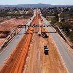 Obras com para e siga na BR-135 em Joaquim Felício exigem atenção redobrada de motoristas