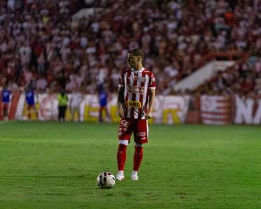 Vitinho em ação pelo Náutico contra o Guarani