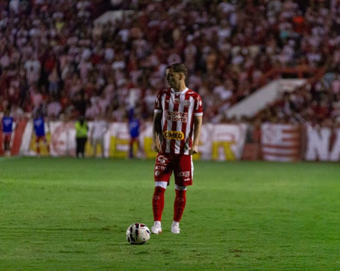 Vitinho em ação pelo Náutico contra o Guarani