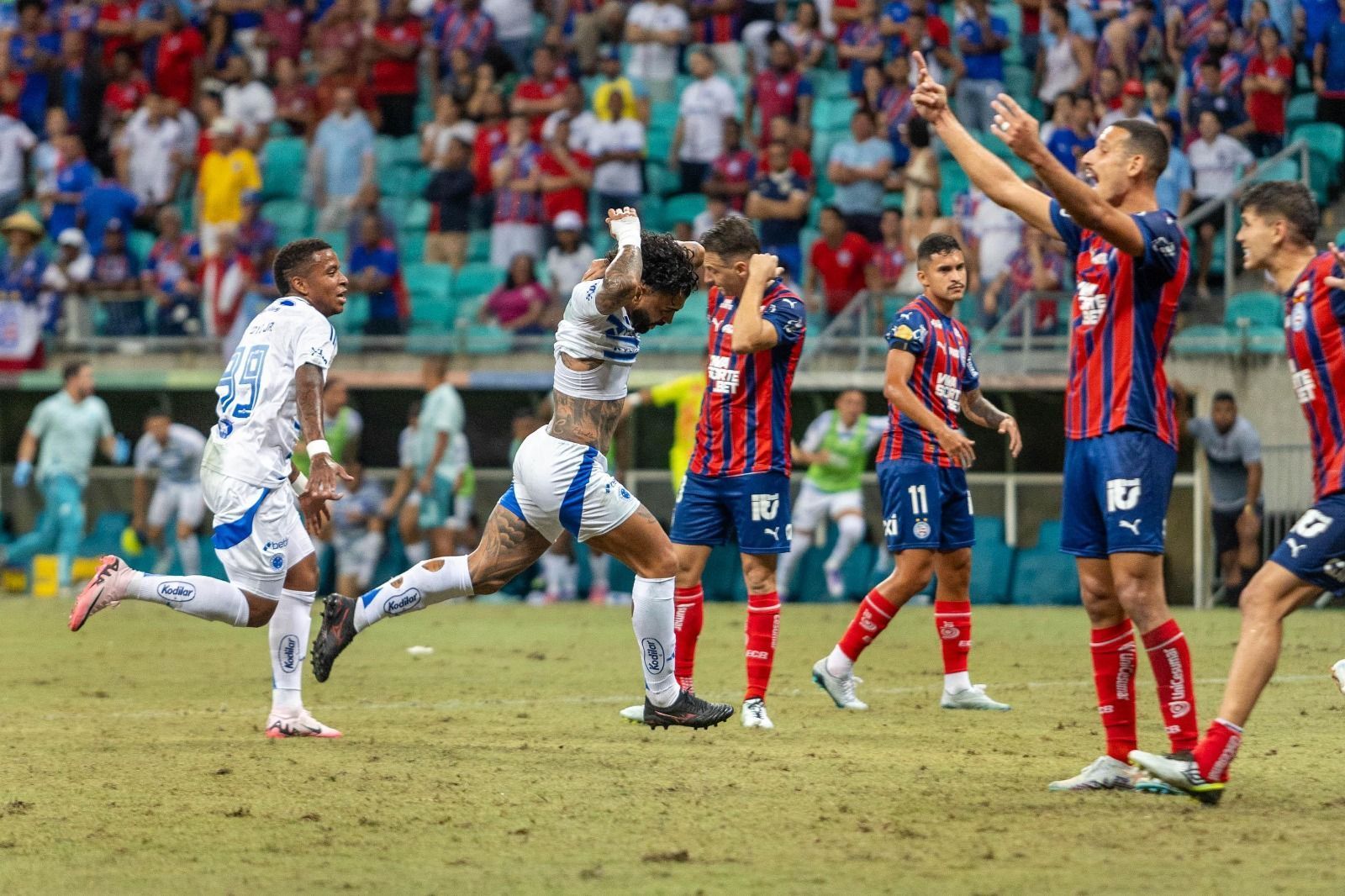 Gabigol decide, Cruzeiro vence Bahia e volta à vice-liderança do Brasileirão