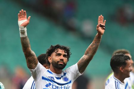 Gabigol celebra gol pelo Cruzeiro contra o Bahia
